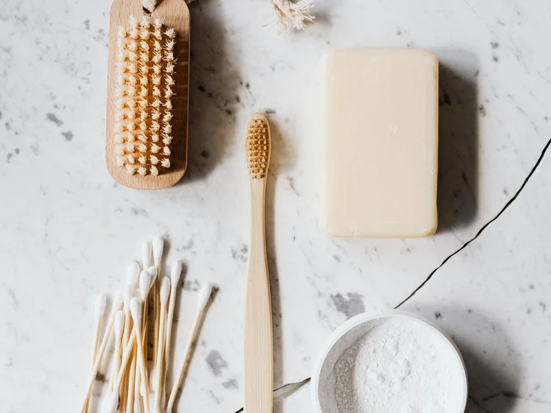 Brosse en bois, savon et brosse à dents vue du dessus — produits nettoyage naturels