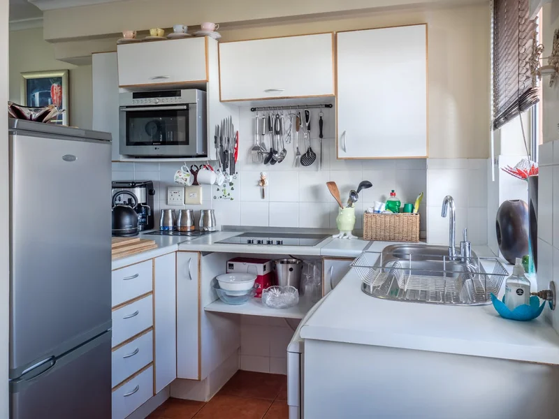 Intérieur de cuisine avec four — pâte de bicarbonate pour four encrassé