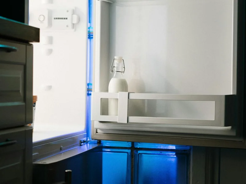 Réfrigérateur ouvert dans une cuisine — bicarbonate pour éliminer les odeurs