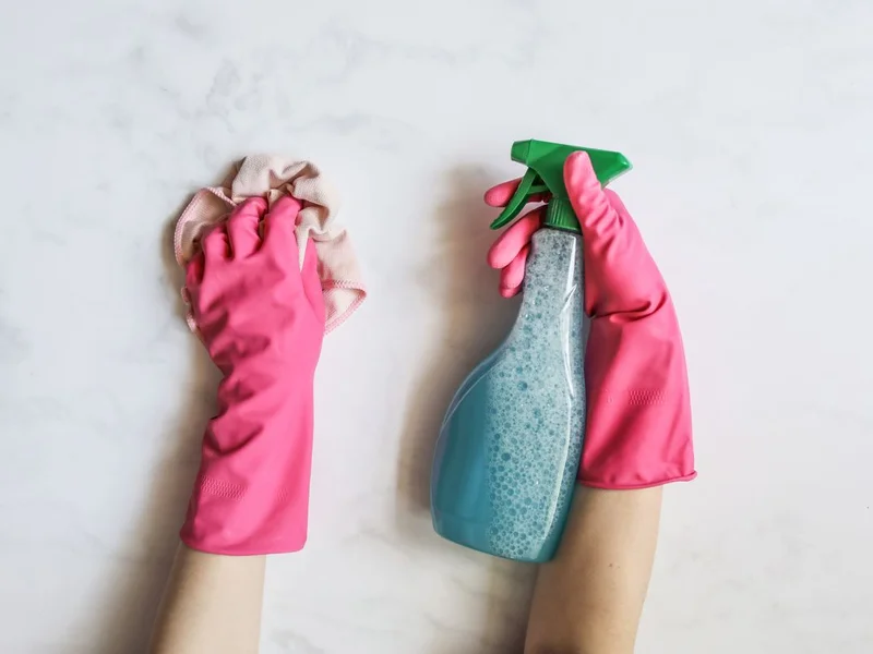 Chiffon microfibre nettoyant une vitre