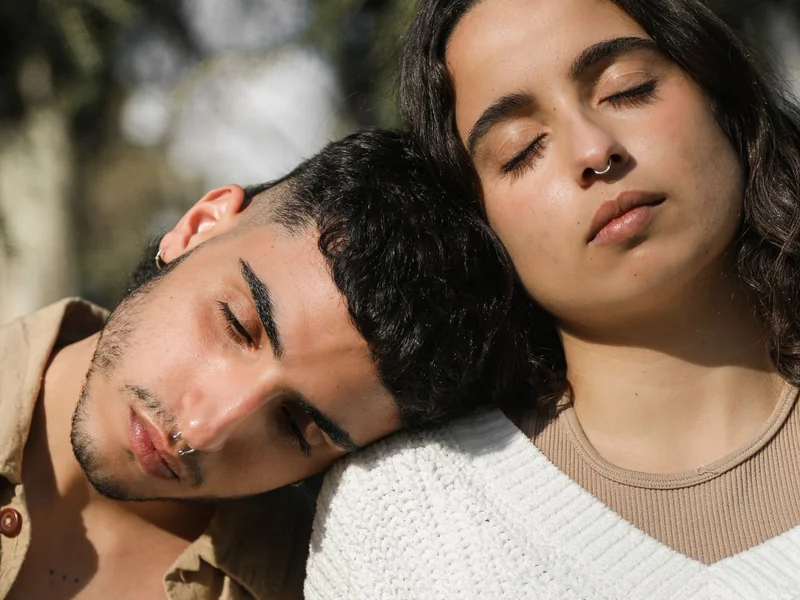 Filtres métalliques de hotte plongés dans eau chaude, vapeur légère