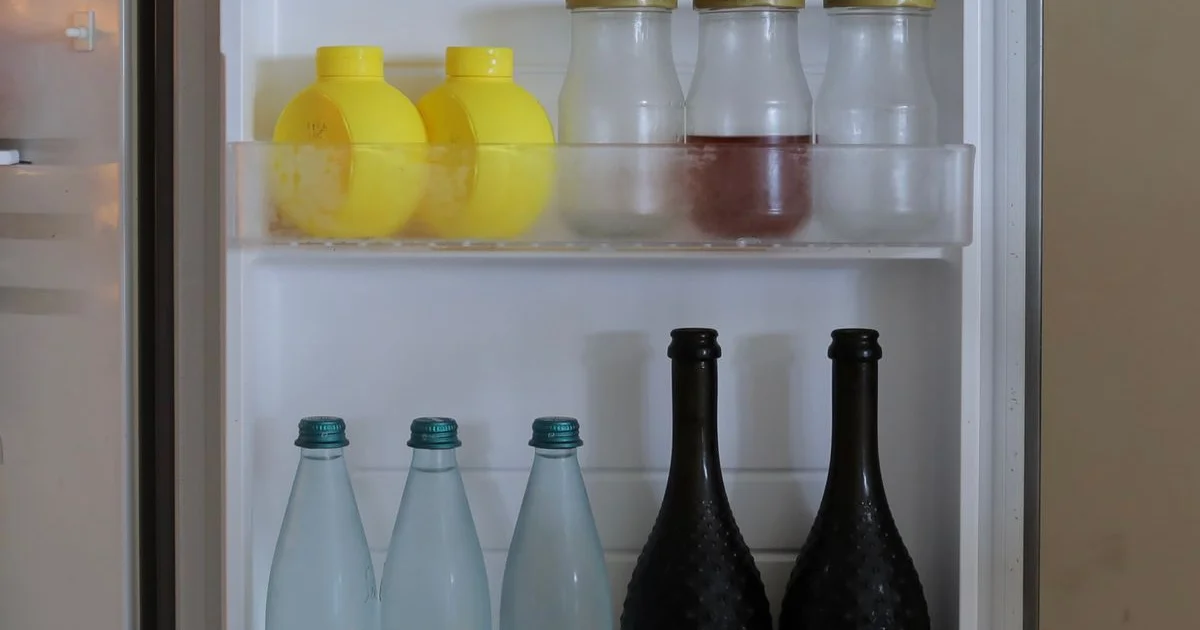 Intérieur de réfrigérateur ouvert avec aliments et bouteilles