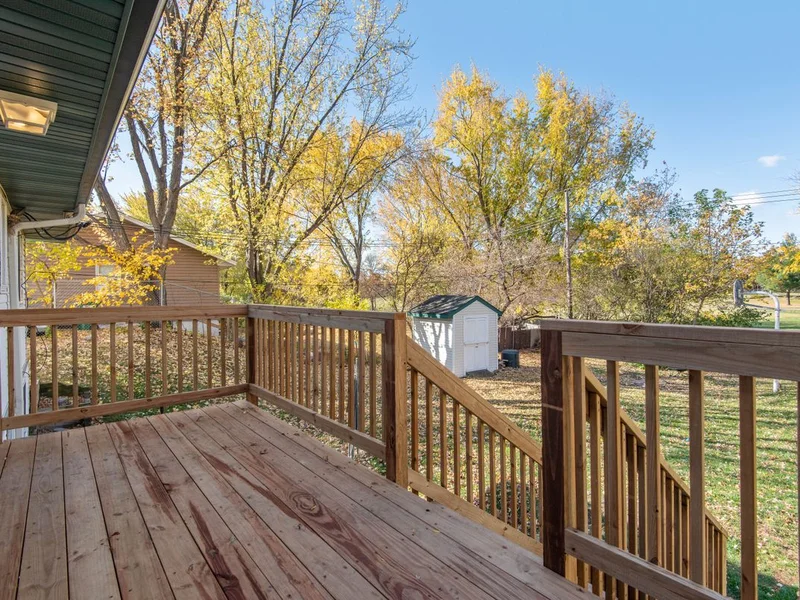 Terrasse en bois propre et bien entretenue