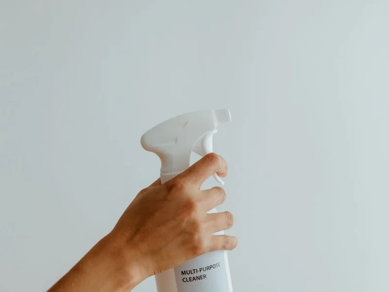 Vaporisateur de [savon noir dilué](/savon-noir-dosage-dilution/) pour dégraisser les surfaces de cuisine
