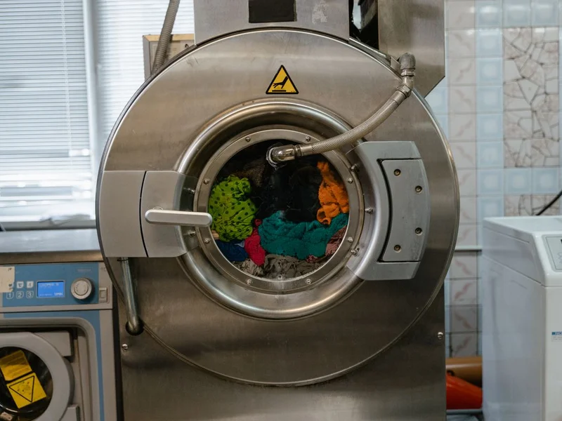 Machine à laver en fonctionnement pour le lavage au savon noir