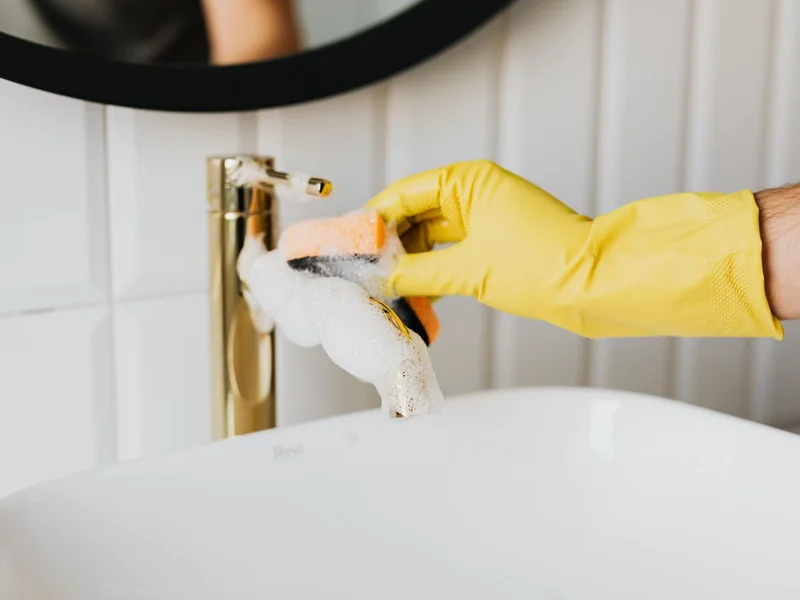 Robinet salle de bain avec traces de calcaire blanc