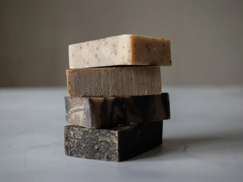 Piles de savons naturels artisanaux — savon noir et alternatives naturelles