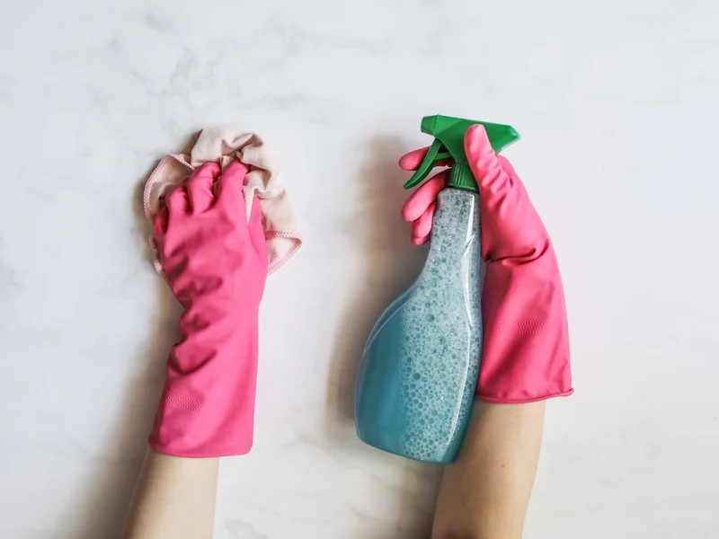 Gants roses et spray nettoyant bleu — usages du vinaigre blanc dans la maison